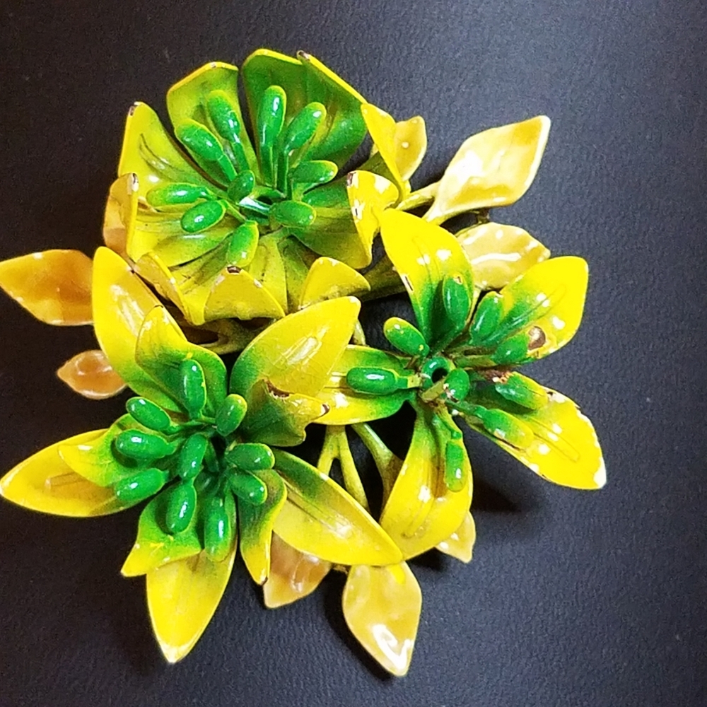 VTG brooch yellow flowers enamel